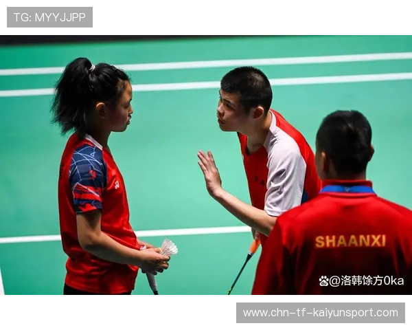 羽毛球激战中意外一刻：运动员踩到汗水滑倒的真实故事